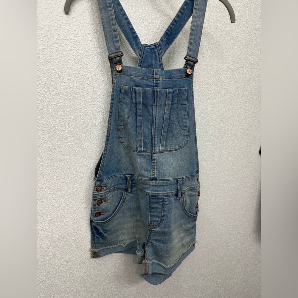 💙 NWOT American Rag Shortalls Lightwash Mildly Distressed